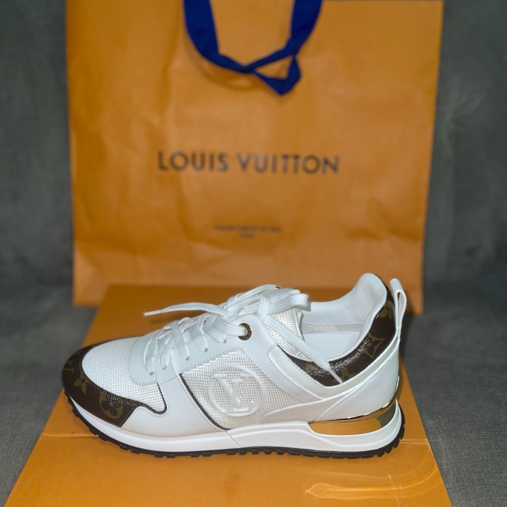 Woman’s Louis Vuitton Sneakers Size 39.0 all original packaging included.